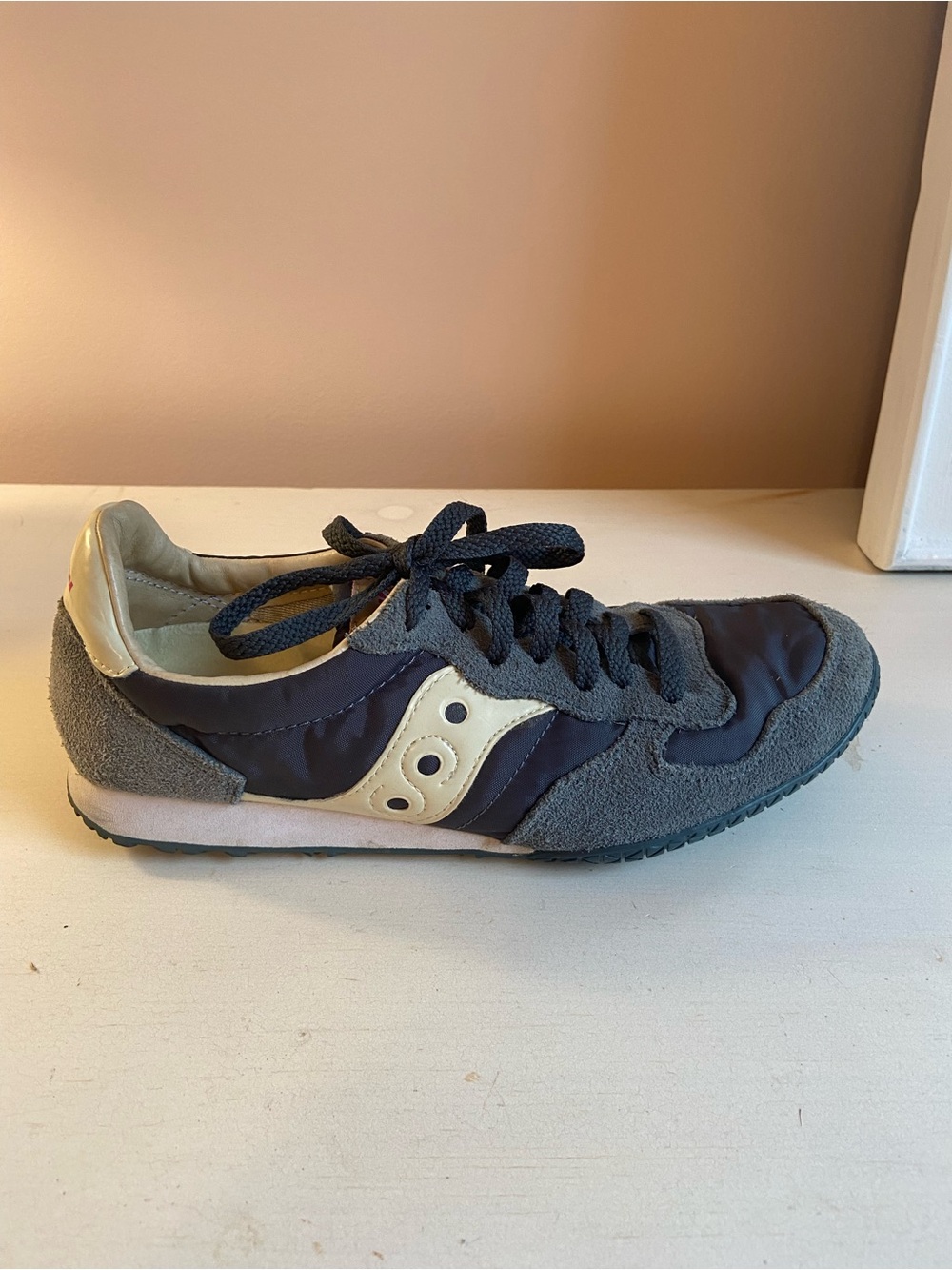 Vintage Saucony Bullet Womens Gray & Cream Retro Runner Low Profile Sneakers 9